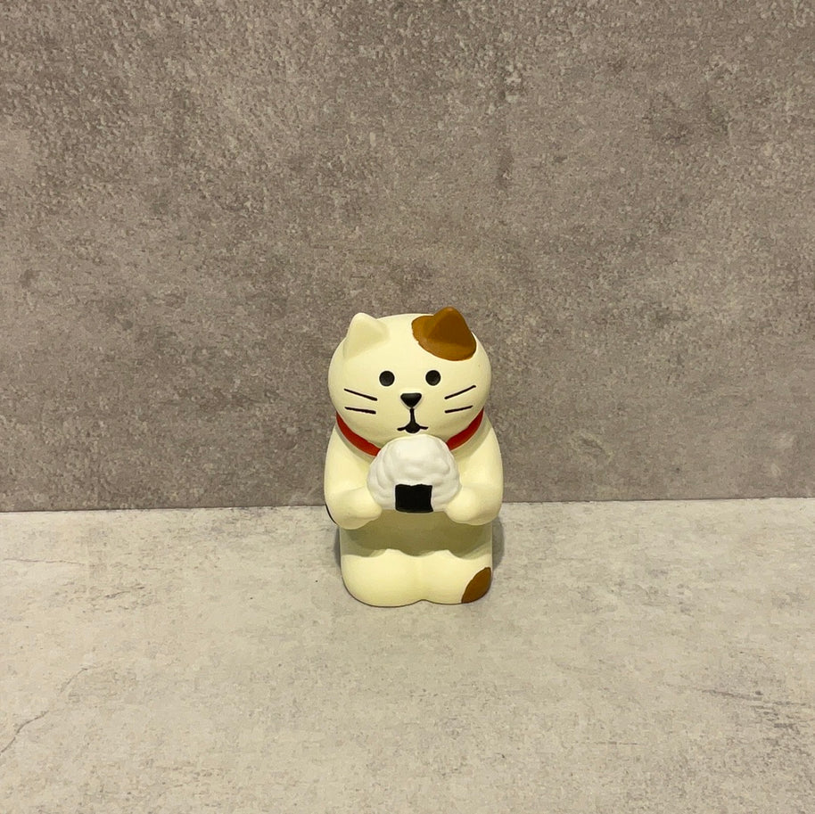 Figurine de chat avec onigiri