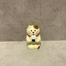 Figurine de chat avec onigiri