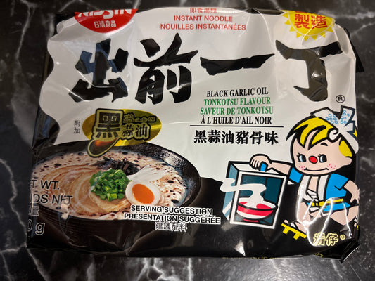 Nouilles instantanées(saveur huile noire d’ail et porc) 出前一丁 黑蒜油猪骨味100g