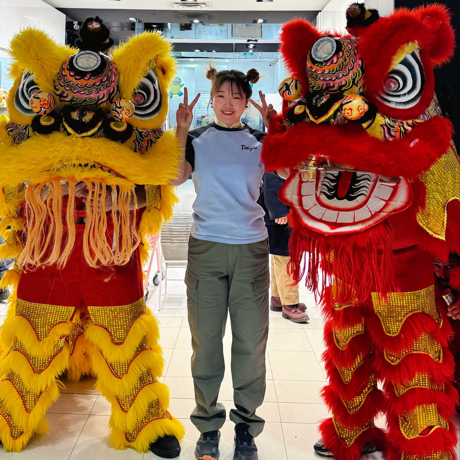 Aiko avec 2 mascottes 